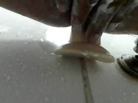 Pajeandome con mi consolador  en la ducha