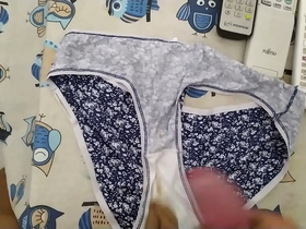 Corrida en bragas de mi mujer 126