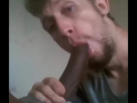 White boii sucks and deep throats bbc